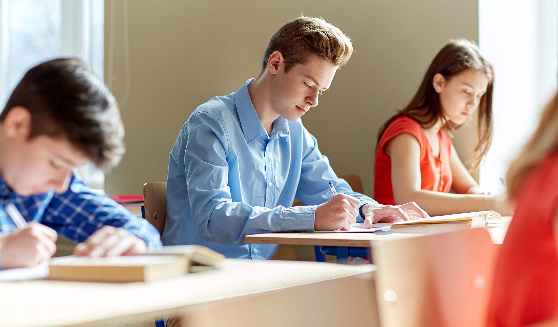 Testing students. Подростки экзамен. Старшеклассники готовятся к экзаменам. Школьники подготовка к экзамену. Студент пишет.